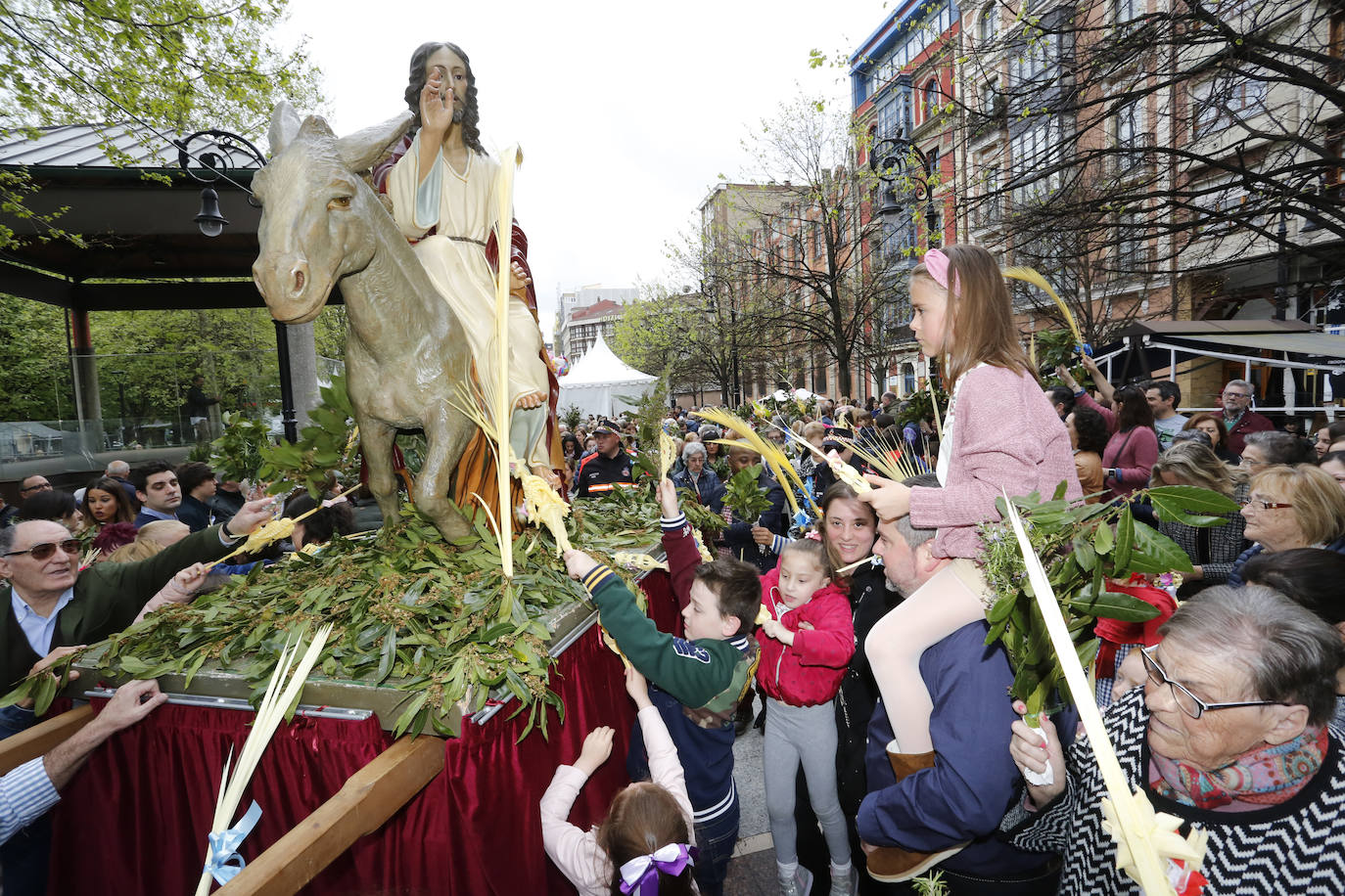 Después de dos años de restricciones por la pandemia, la región se prepara estos días para volver a vivir una Semana Santa en la calle, donde las procesiones volverán a ser las protagonistas. Recuperamos algunas de las imagenes más destacadas de procesiones de años anteriores. En la imagen, procesión de La Borriquilla del Domingo de Ramos, en el paseo de Begoña de Gijón.