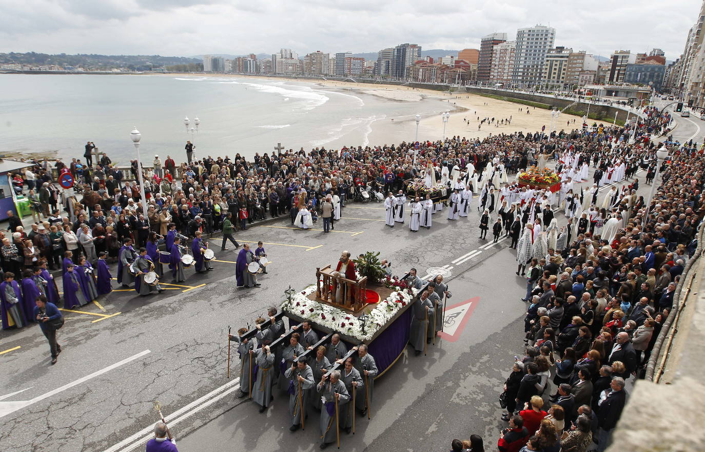 Después de dos años de restricciones por la pandemia, la región se prepara estos días para volver a vivir una Semana Santa en la calle, donde las procesiones volverán a ser las protagonistas. Recuperamos algunas de las imagenes más destacadas de procesiones de años anteriores. En la imagen, procesión del Domingo de Resurección, en Gijón.