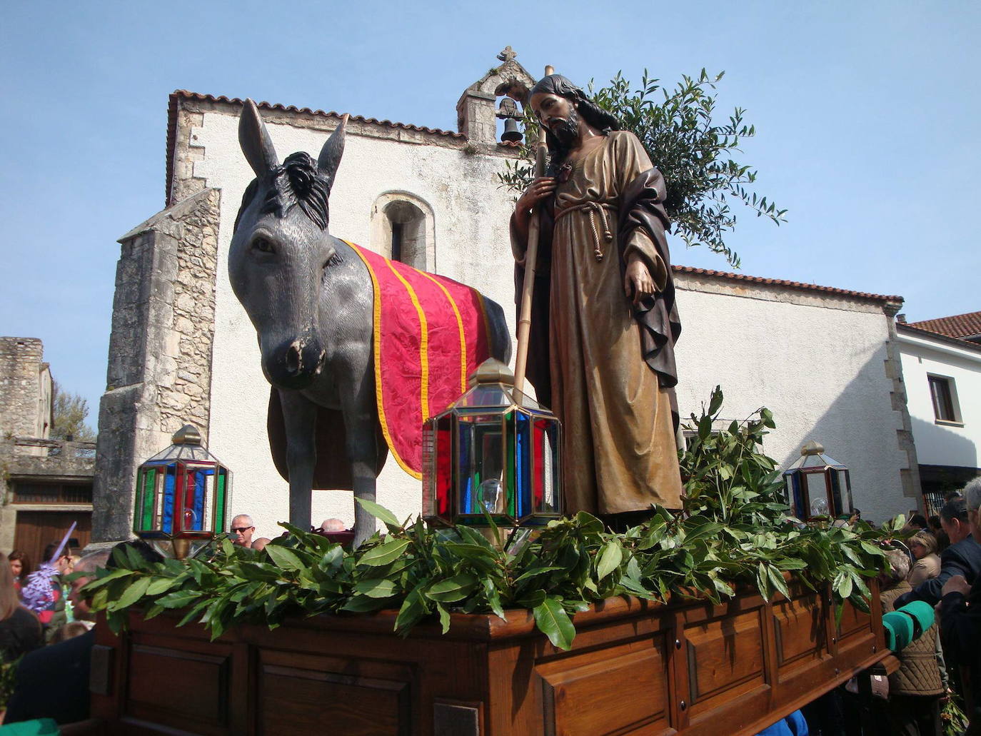 Después de dos años de restricciones por la pandemia, la región se prepara estos días para volver a vivir una Semana Santa en la calle, donde las procesiones volverán a ser las protagonistas. Recuperamos algunas de las imagenes más destacadas de procesiones de años anteriores. En la imagen, procesión en Llanes.