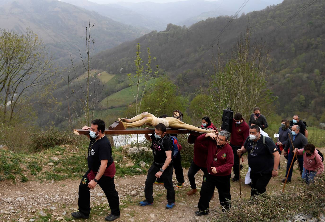 Después de dos años de restricciones por la pandemia, la región se prepara estos días para volver a vivir una Semana Santa en la calle, donde las procesiones volverán a ser las protagonistas. Recuperamos algunas de las imagenes más destacadas de procesiones de años anteriores. En la imagen, procesión en el Monsacro (Morcín).