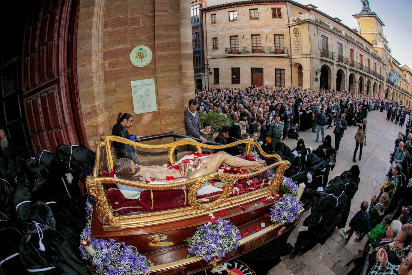 Después de dos años de restricciones por la pandemia, la región se prepara estos días para volver a vivir una Semana Santa en la calle, donde las procesiones volverán a ser las protagonistas. Recuperamos algunas de las imagenes más destacadas de procesiones de años anteriores. En la imagen, procesión del Viernes Santo en Oviedo.