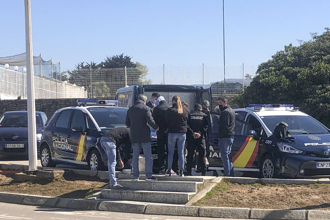 Los Bomberos de Gijón han procedido a rescatar a primera hora de esta tarde el cuerpo de una mujer de unos 60 años, según informa la Policía, cuyo cuerpo aparecía a la altura de la escalera 19 de la plaza de San Lorenzo, en Gijón.