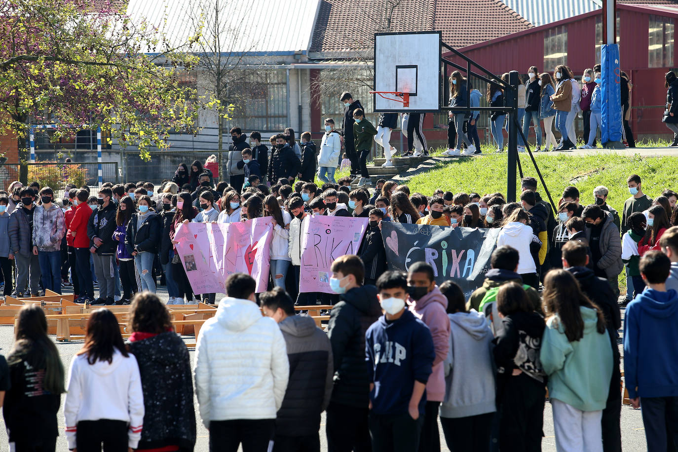 Profesorado y alumnos del instituto y colegio de La Ería guardan tres minutos de silencio por la niña asesinada en Vallobín.