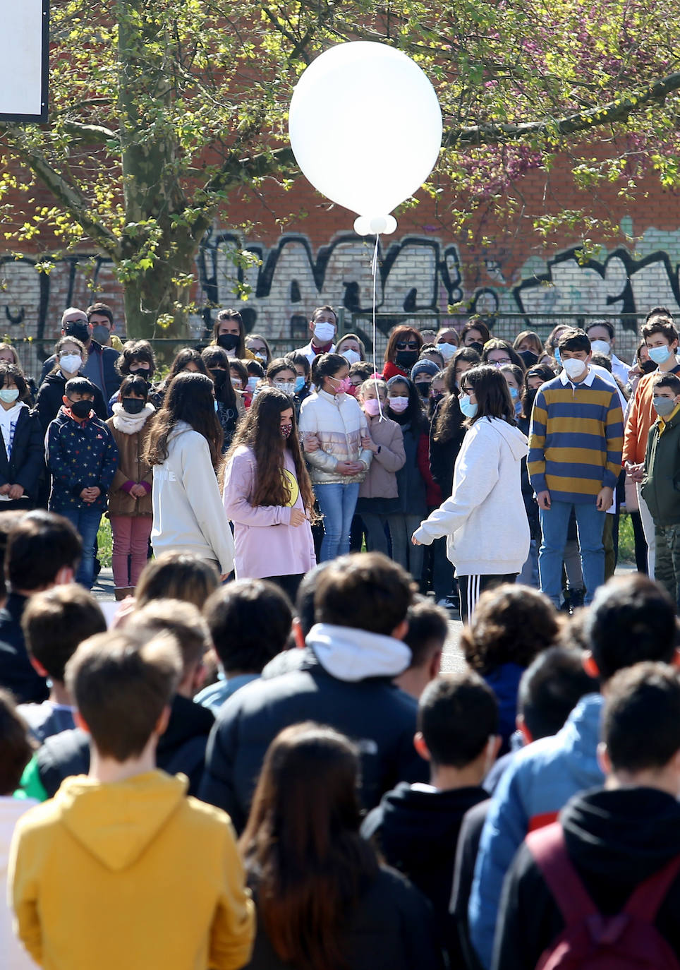 Profesorado y alumnos del instituto y colegio de La Ería guardan tres minutos de silencio por la niña asesinada en Vallobín.