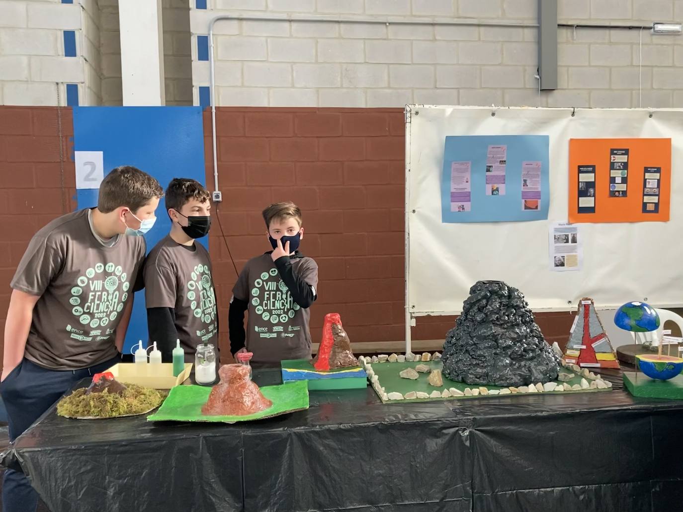 Los Objetivos de Desarrollo Sostenible (ODS) son los protagonistas de la octava edición de la Feria de la Ciencia del IES Galileo Galilei de Navia. Alumnos de Secundaria, Bachillerato y Formación Profesional compartieron sus proyectos de aerodinámica, radio, realidad aumentado en cuidados de enfermería, estudios estadísticos sobre los niveles de CO2, maquetas de volcanes como el de la Palma o iniciativas de mantenimiento electromecánico.