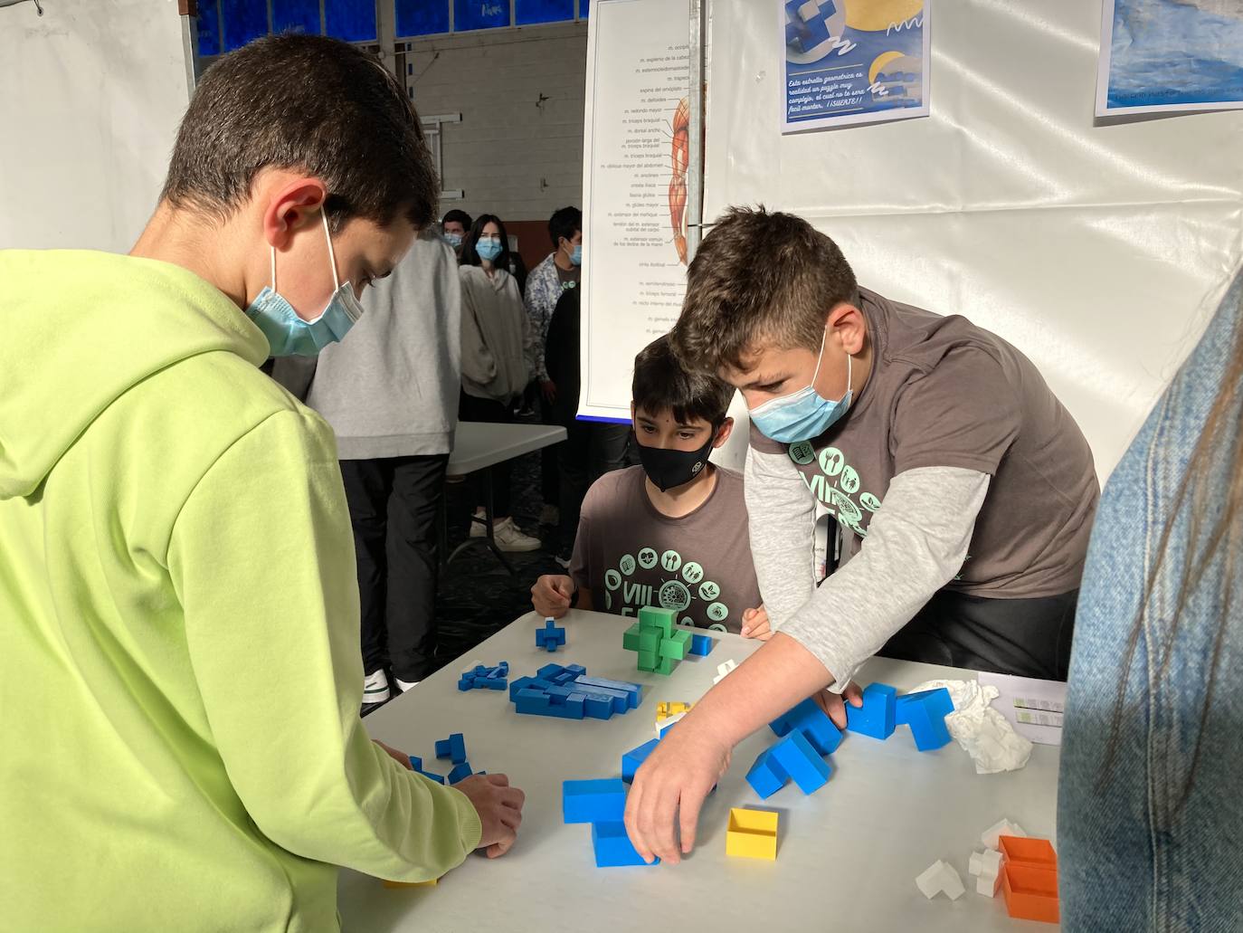 Los Objetivos de Desarrollo Sostenible (ODS) son los protagonistas de la octava edición de la Feria de la Ciencia del IES Galileo Galilei de Navia. Alumnos de Secundaria, Bachillerato y Formación Profesional compartieron sus proyectos de aerodinámica, radio, realidad aumentado en cuidados de enfermería, estudios estadísticos sobre los niveles de CO2, maquetas de volcanes como el de la Palma o iniciativas de mantenimiento electromecánico.