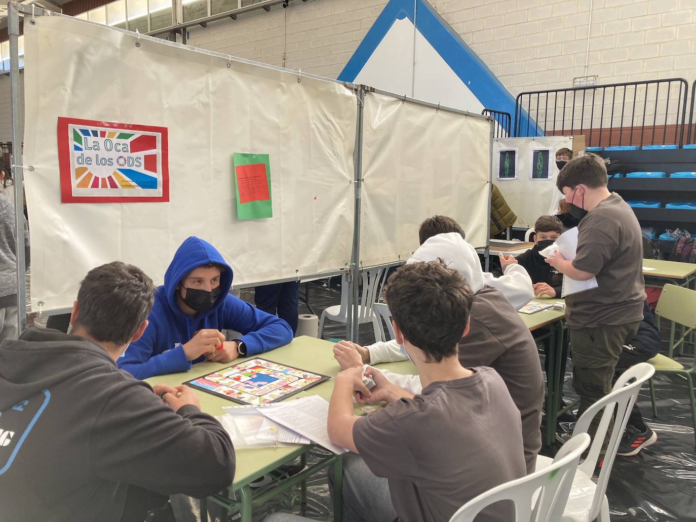 Los Objetivos de Desarrollo Sostenible (ODS) son los protagonistas de la octava edición de la Feria de la Ciencia del IES Galileo Galilei de Navia. Alumnos de Secundaria, Bachillerato y Formación Profesional compartieron sus proyectos de aerodinámica, radio, realidad aumentado en cuidados de enfermería, estudios estadísticos sobre los niveles de CO2, maquetas de volcanes como el de la Palma o iniciativas de mantenimiento electromecánico.