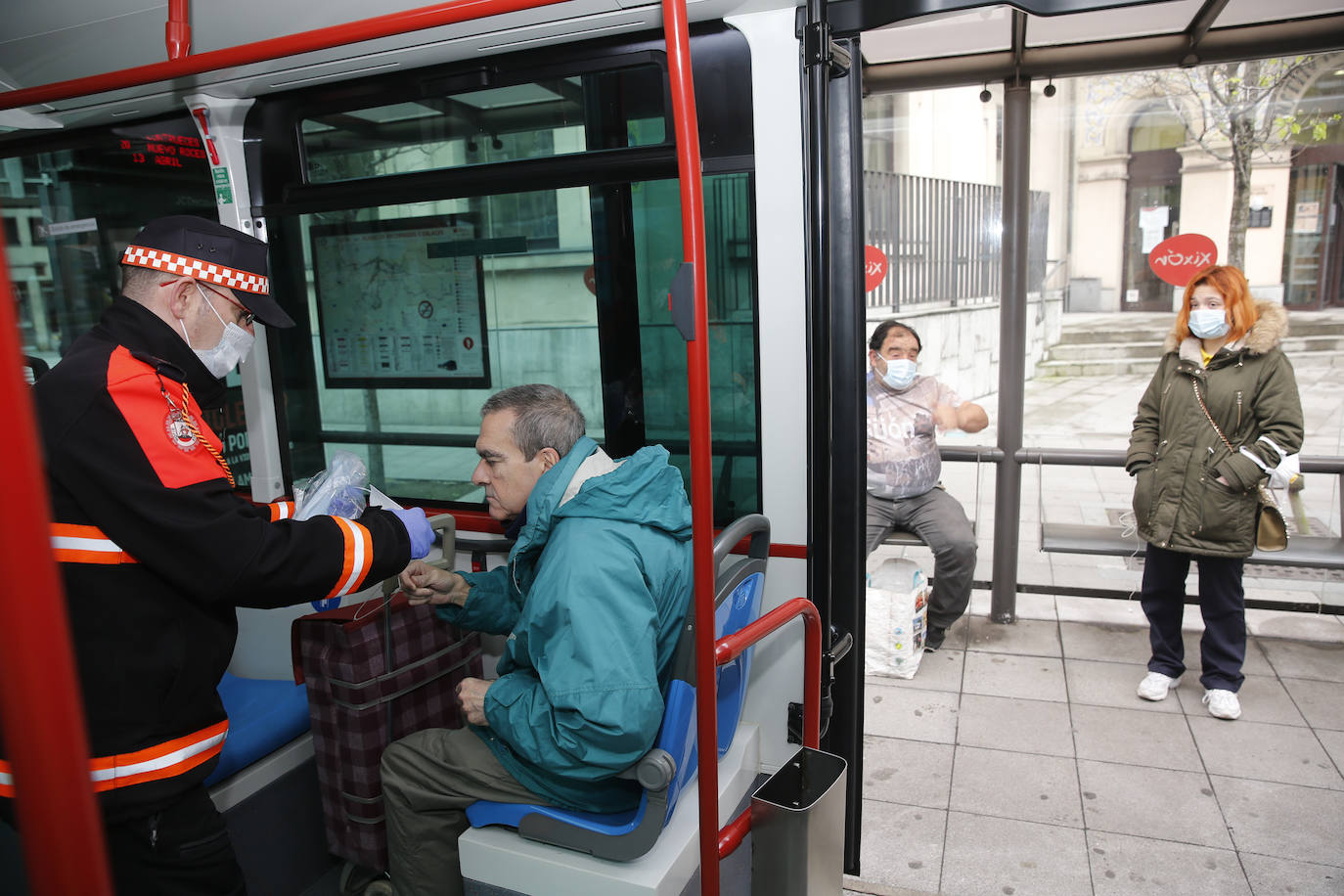 El Gobierno decretó la obligatoriedad de la mascarilla el 19 de ma yo de 2020 cuando no se pudiera guardar la distancia de seguridad. El 20 de abril de 2022 dejará de ser obligatoria en interiores menos en hospitales, residencias y transporte público. Han pasado 23 meses y los asturianos ya se han acostumbrado al uso de esta protección impuesta por la pandemia.