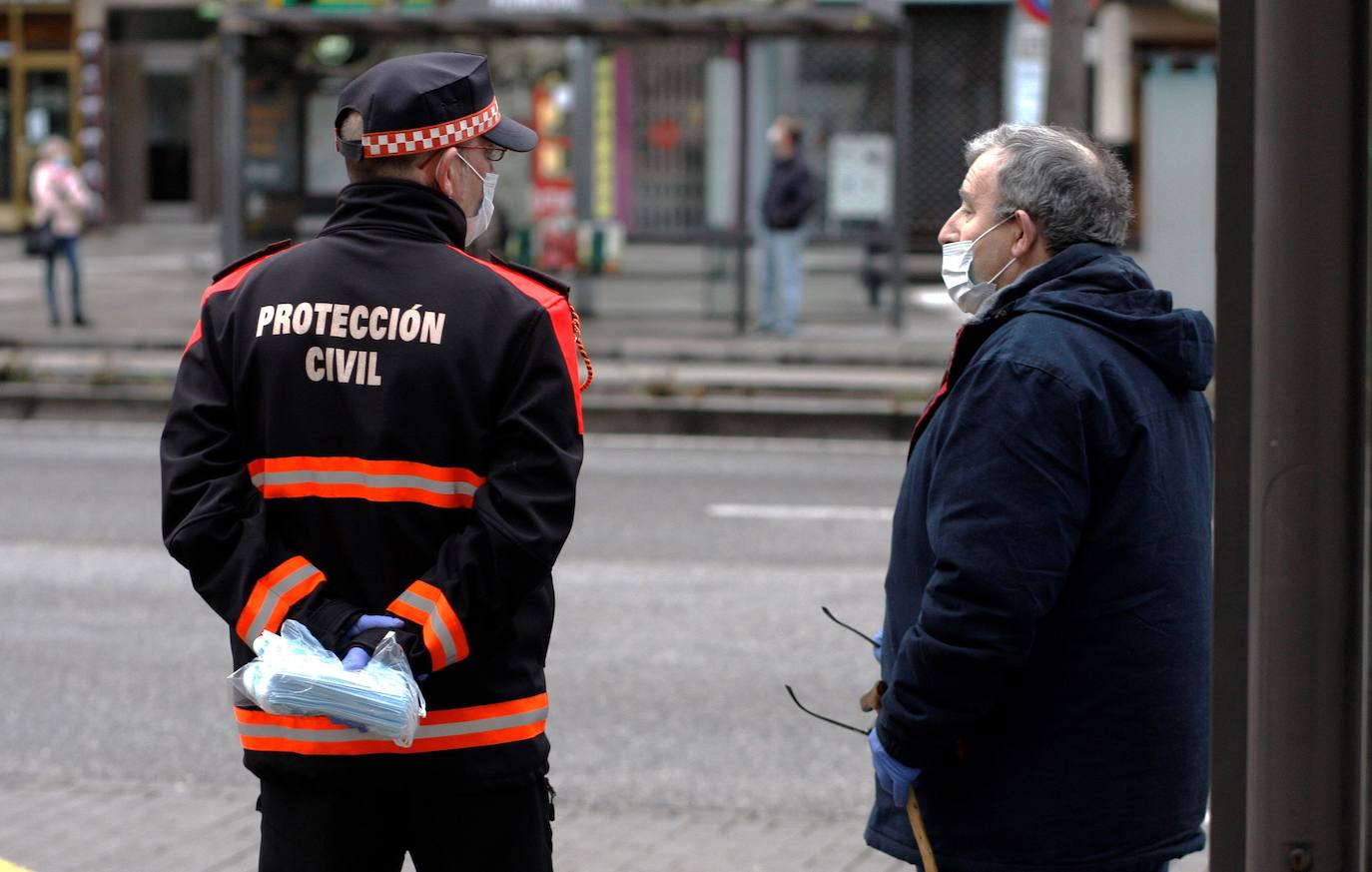 El Gobierno decretó la obligatoriedad de la mascarilla el 19 de ma yo de 2020 cuando no se pudiera guardar la distancia de seguridad. El 20 de abril de 2022 dejará de ser obligatoria en interiores menos en hospitales, residencias y transporte público. Han pasado 23 meses y los asturianos ya se han acostumbrado al uso de esta protección impuesta por la pandemia.