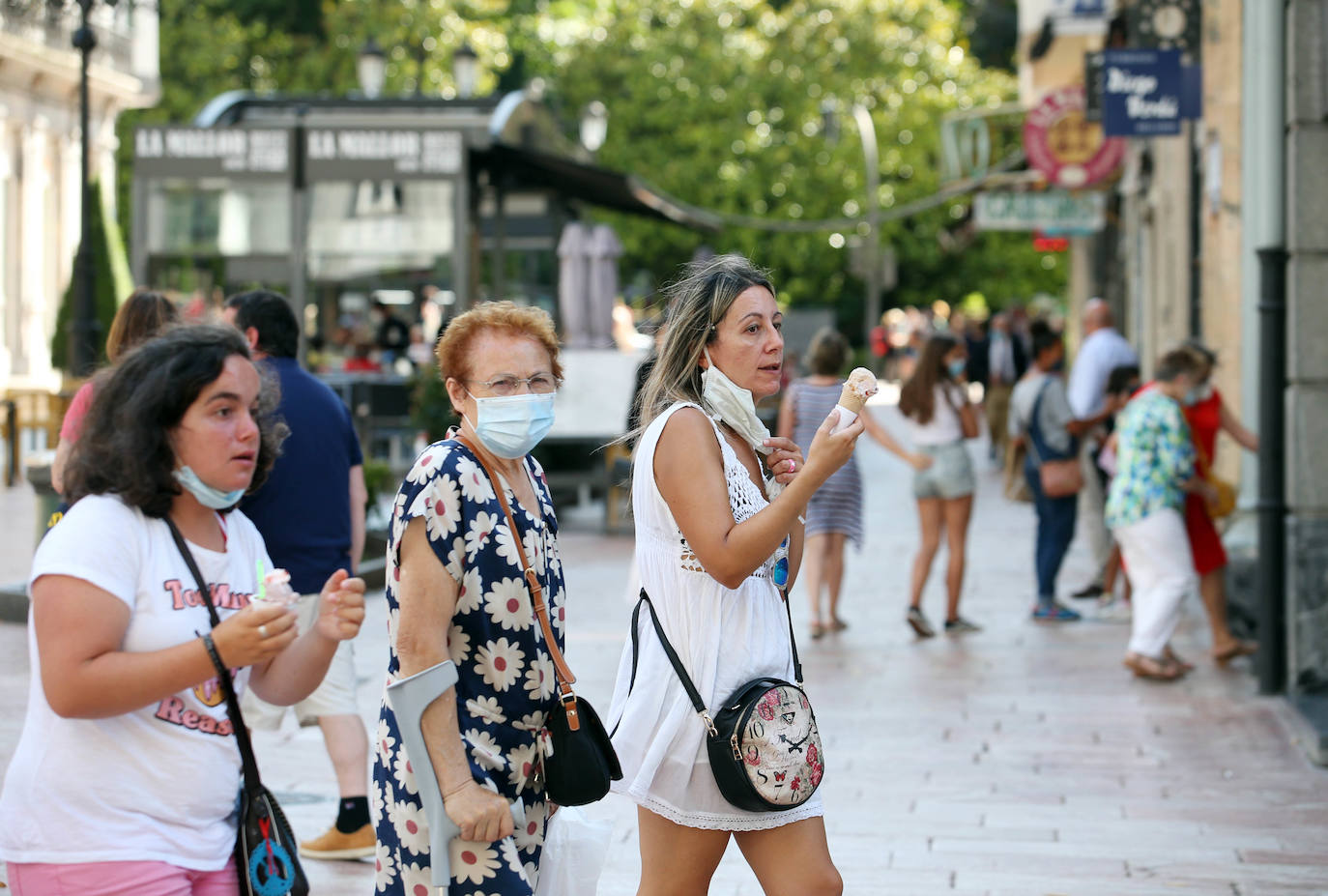 El Gobierno decretó la obligatoriedad de la mascarilla el 19 de ma yo de 2020 cuando no se pudiera guardar la distancia de seguridad. El 20 de abril de 2022 dejará de ser obligatoria en interiores menos en hospitales, residencias y transporte público. Han pasado 23 meses y los asturianos ya se han acostumbrado al uso de esta protección impuesta por la pandemia.