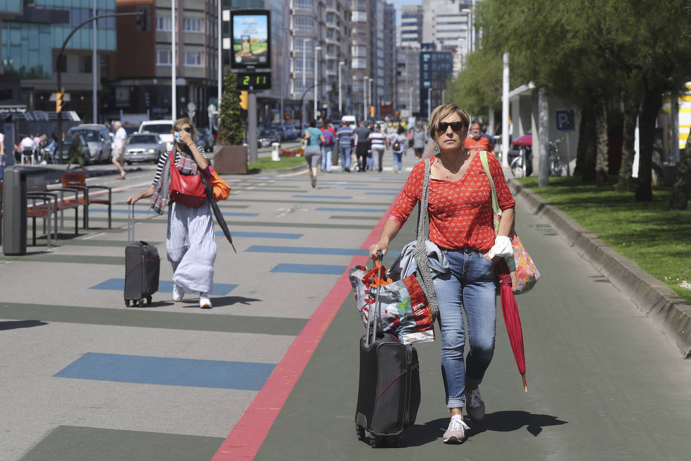 El Gobierno decretó la obligatoriedad de la mascarilla el 19 de ma yo de 2020 cuando no se pudiera guardar la distancia de seguridad. El 20 de abril de 2022 dejará de ser obligatoria en interiores menos en hospitales, residencias y transporte público. Han pasado 23 meses y los asturianos ya se han acostumbrado al uso de esta protección impuesta por la pandemia.