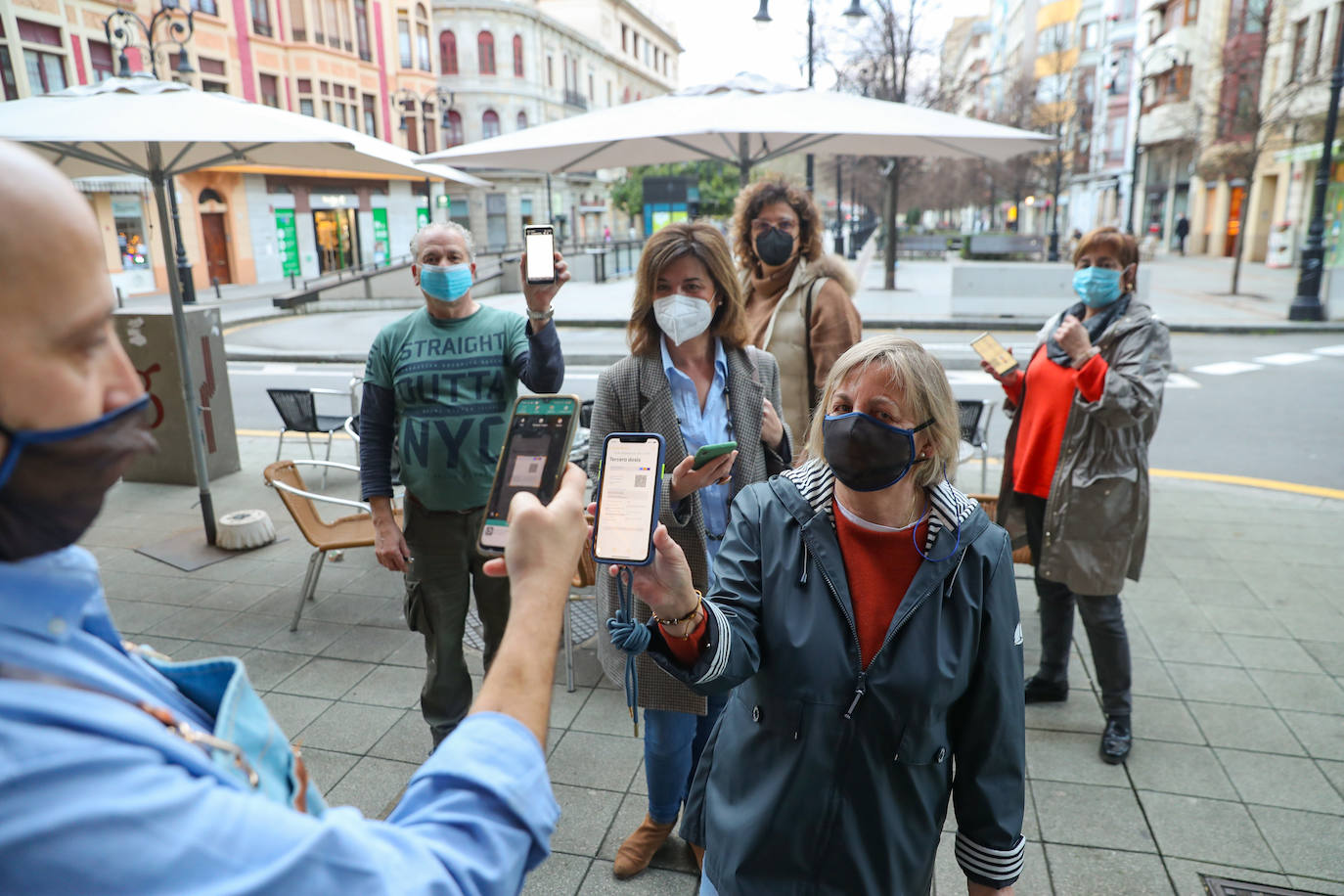 El Gobierno decretó la obligatoriedad de la mascarilla el 19 de ma yo de 2020 cuando no se pudiera guardar la distancia de seguridad. El 20 de abril de 2022 dejará de ser obligatoria en interiores menos en hospitales, residencias y transporte público. Han pasado 23 meses y los asturianos ya se han acostumbrado al uso de esta protección impuesta por la pandemia.