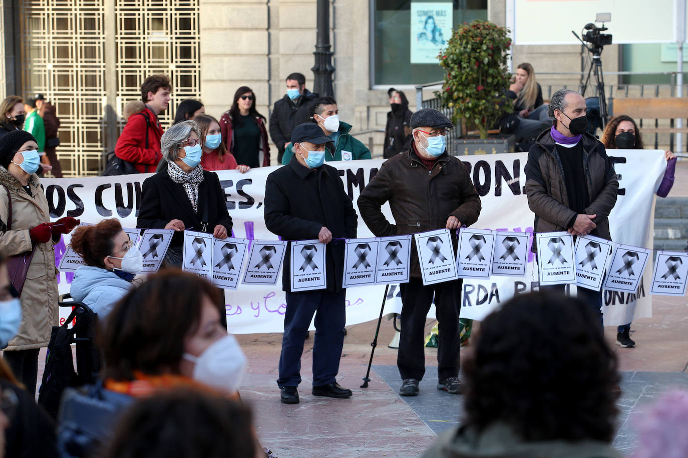 El Ayuntamiento de Oviedo rindió un minuto de silencio por el asesinato a puñaladas de una niña de 14 años en el barrio de Vallobín por un joven que se encuentra ingresado en el Hospital Universitario Central de Asturias (HUCA). Junto a Losa se concentraron también el alcalde de Oviedo, Alfredo Canteli; el presidente del Principado, Adrián Barbón y una nutrida representación de la Corporación municipal y el arco parlamentario asturiano. Junto a ellos un gran número de personas que no quisieron perderse el homenaje a la joven asesinada. También la plaza de la Escandalera fue testigo de otra concentración de repulsa por el asesinato.