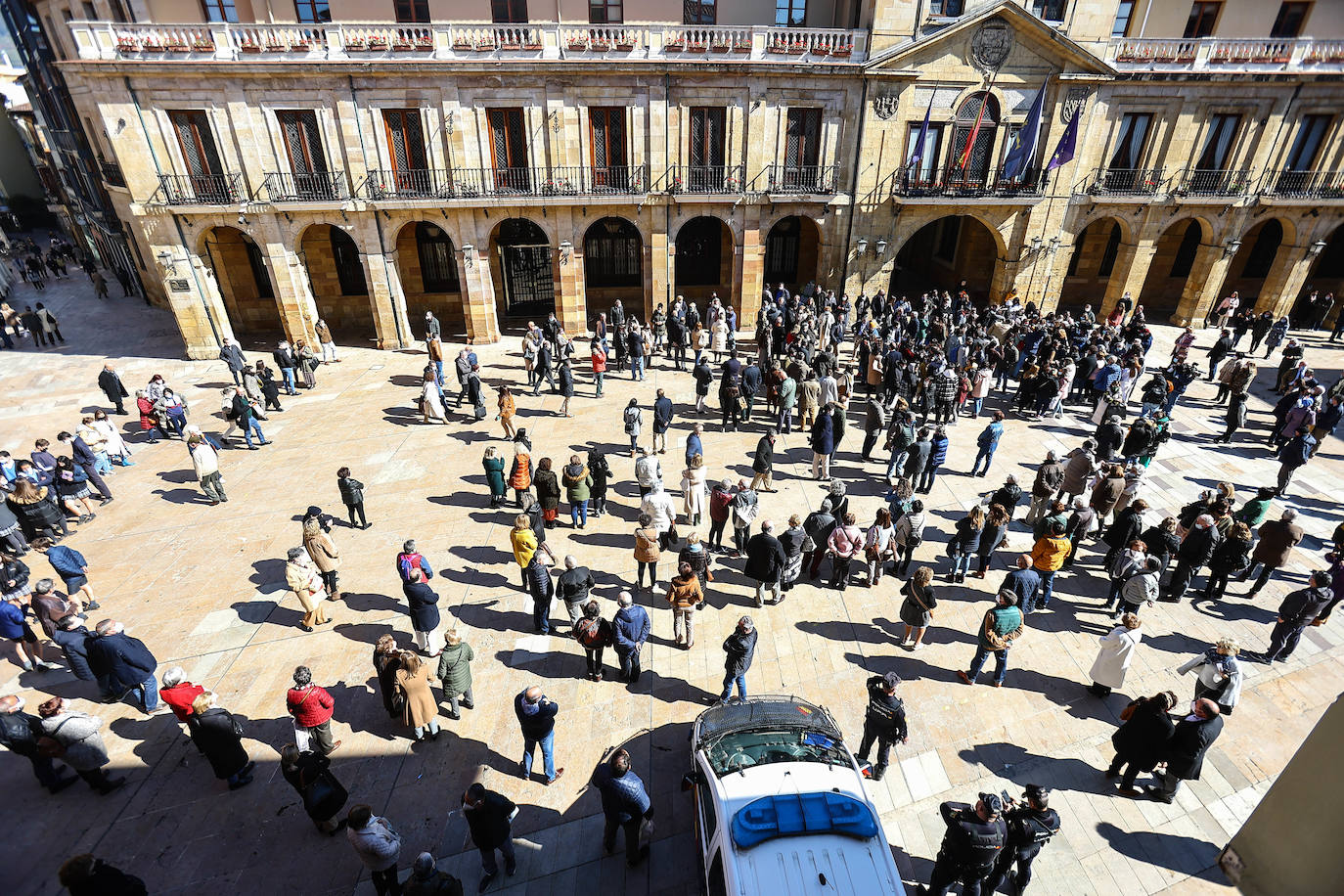 El Ayuntamiento de Oviedo rindió un minuto de silencio por el asesinato a puñaladas de una niña de 14 años en el barrio de Vallobín por un joven que se encuentra ingresado en el Hospital Universitario Central de Asturias (HUCA). Junto a Losa se concentraron también el alcalde de Oviedo, Alfredo Canteli; el presidente del Principado, Adrián Barbón y una nutrida representación de la Corporación municipal y el arco parlamentario asturiano. Junto a ellos un gran número de personas que no quisieron perderse el homenaje a la joven asesinada.