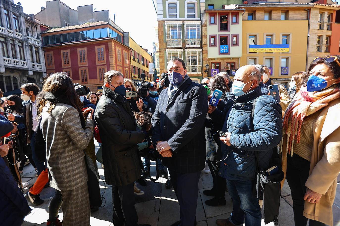 El Ayuntamiento de Oviedo rindió un minuto de silencio por el asesinato a puñaladas de una niña de 14 años en el barrio de Vallobín por un joven que se encuentra ingresado en el Hospital Universitario Central de Asturias (HUCA). Junto a Losa se concentraron también el alcalde de Oviedo, Alfredo Canteli; el presidente del Principado, Adrián Barbón y una nutrida representación de la Corporación municipal y el arco parlamentario asturiano. Junto a ellos un gran número de personas que no quisieron perderse el homenaje a la joven asesinada.