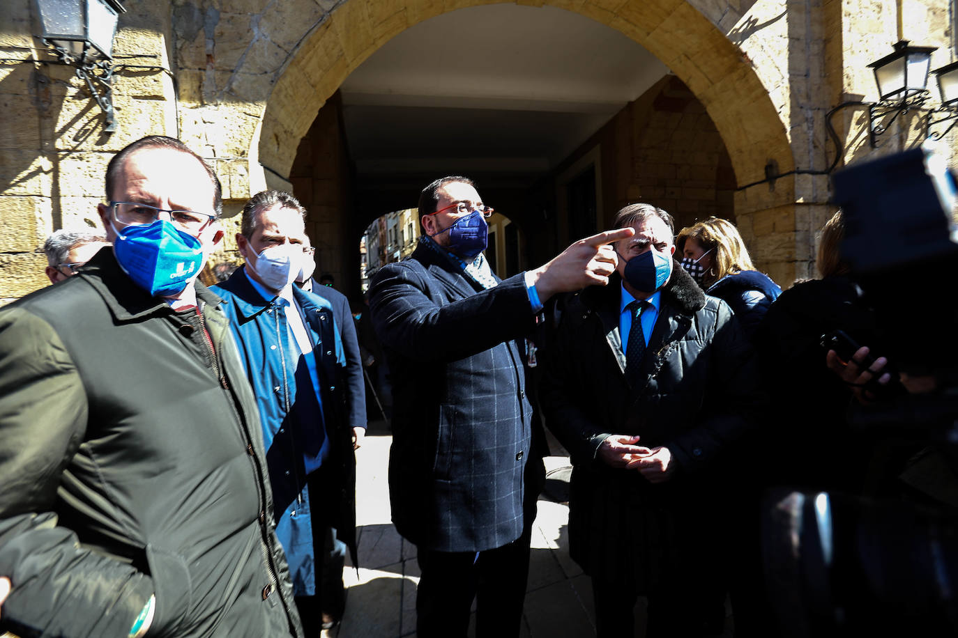 El Ayuntamiento de Oviedo rindió un minuto de silencio por el asesinato a puñaladas de una niña de 14 años en el barrio de Vallobín por un joven que se encuentra ingresado en el Hospital Universitario Central de Asturias (HUCA). Junto a Losa se concentraron también el alcalde de Oviedo, Alfredo Canteli; el presidente del Principado, Adrián Barbón y una nutrida representación de la Corporación municipal y el arco parlamentario asturiano. Junto a ellos un gran número de personas que no quisieron perderse el homenaje a la joven asesinada.