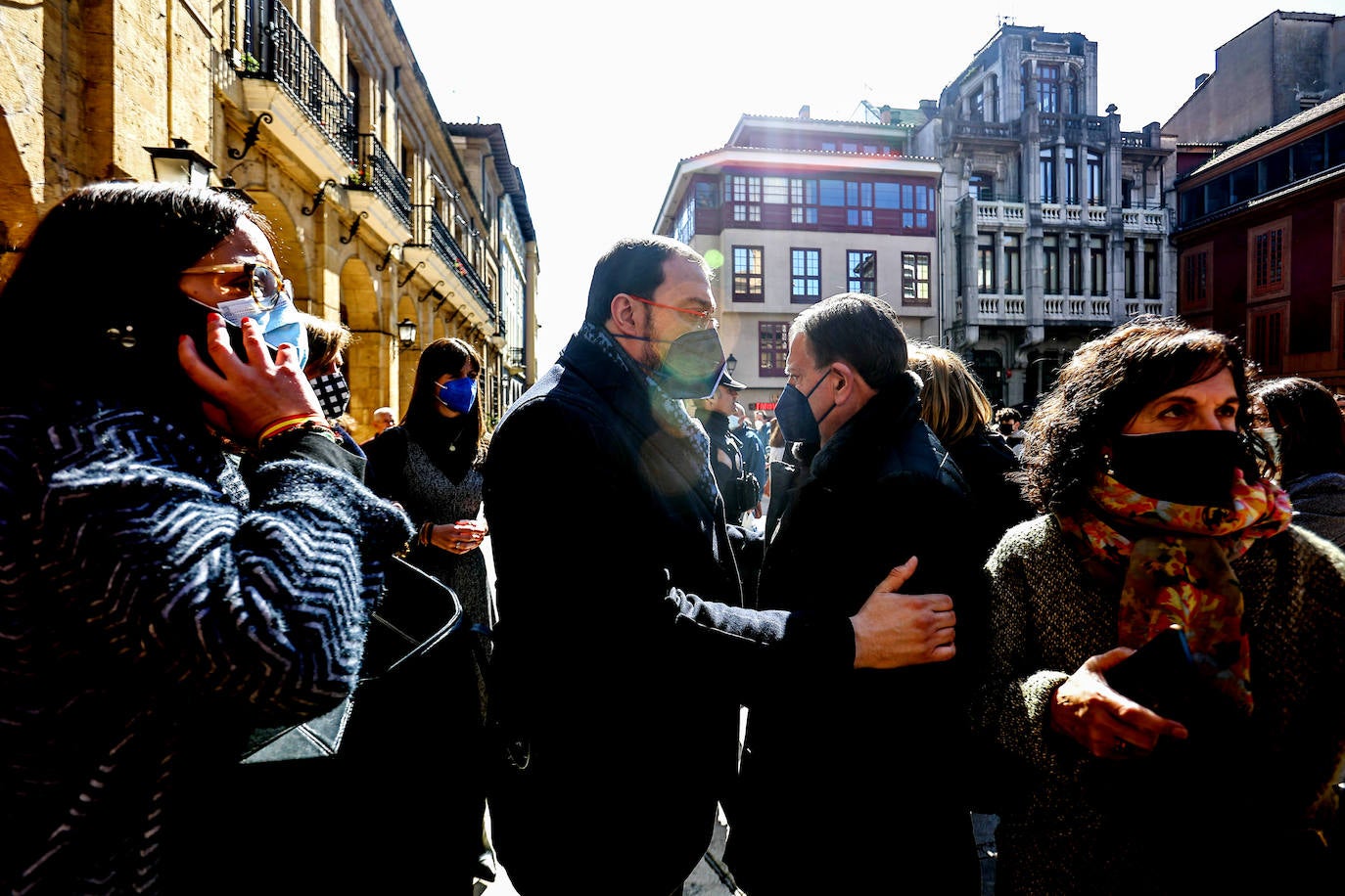 El Ayuntamiento de Oviedo rindió un minuto de silencio por el asesinato a puñaladas de una niña de 14 años en el barrio de Vallobín por un joven que se encuentra ingresado en el Hospital Universitario Central de Asturias (HUCA). Junto a Losa se concentraron también el alcalde de Oviedo, Alfredo Canteli; el presidente del Principado, Adrián Barbón y una nutrida representación de la Corporación municipal y el arco parlamentario asturiano. Junto a ellos un gran número de personas que no quisieron perderse el homenaje a la joven asesinada.