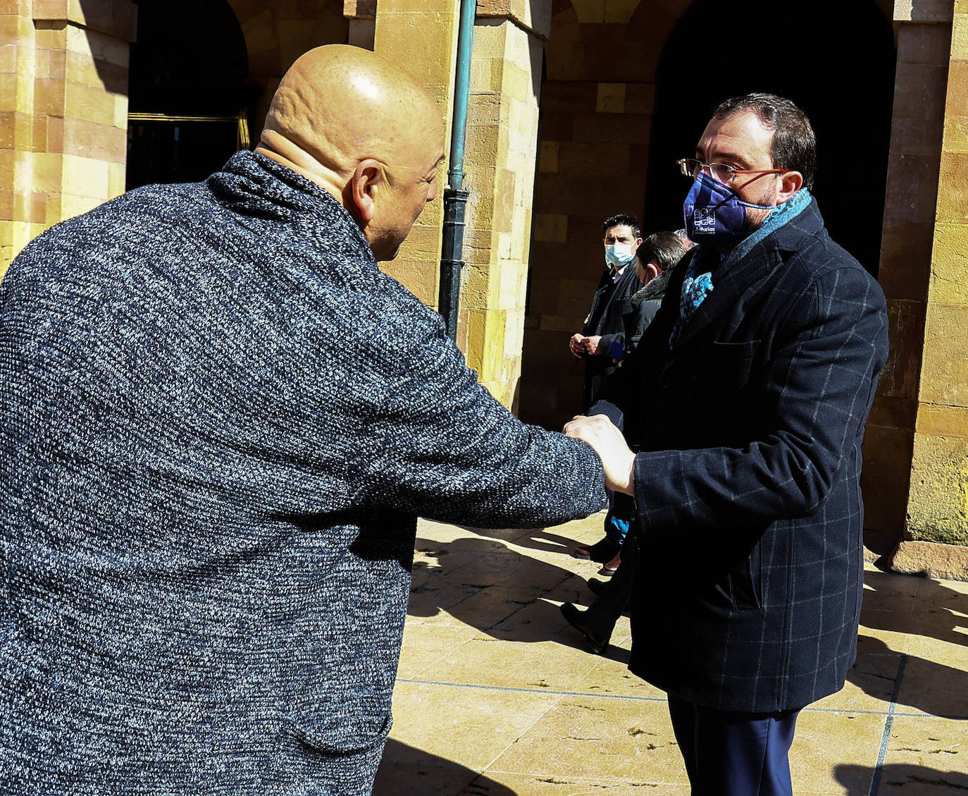 El Ayuntamiento de Oviedo rindió un minuto de silencio por el asesinato a puñaladas de una niña de 14 años en el barrio de Vallobín por un joven que se encuentra ingresado en el Hospital Universitario Central de Asturias (HUCA). Junto a Losa se concentraron también el alcalde de Oviedo, Alfredo Canteli; el presidente del Principado, Adrián Barbón y una nutrida representación de la Corporación municipal y el arco parlamentario asturiano. Junto a ellos un gran número de personas que no quisieron perderse el homenaje a la joven asesinada.