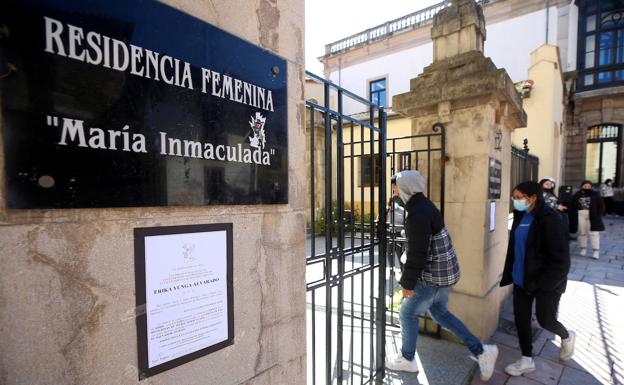 La capilla ardiente de la menor se ubica en el interior de la residencia María Inmaculada. 