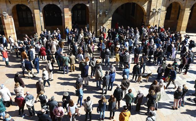 Minuto de silencio por Erika en el Ayuntamiento de Oviedo.