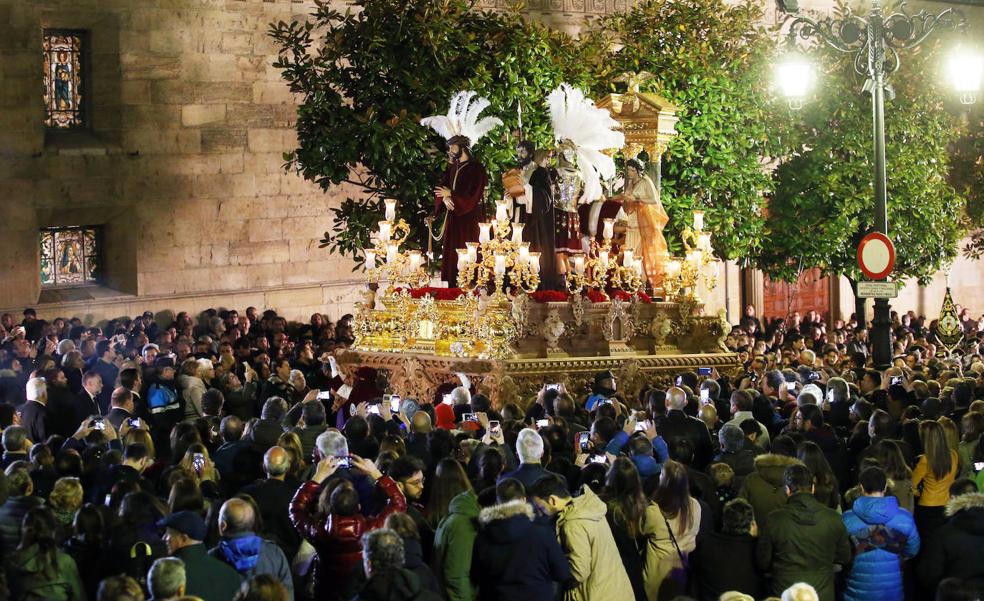 Devoción en la Semana Santa de Oviedo