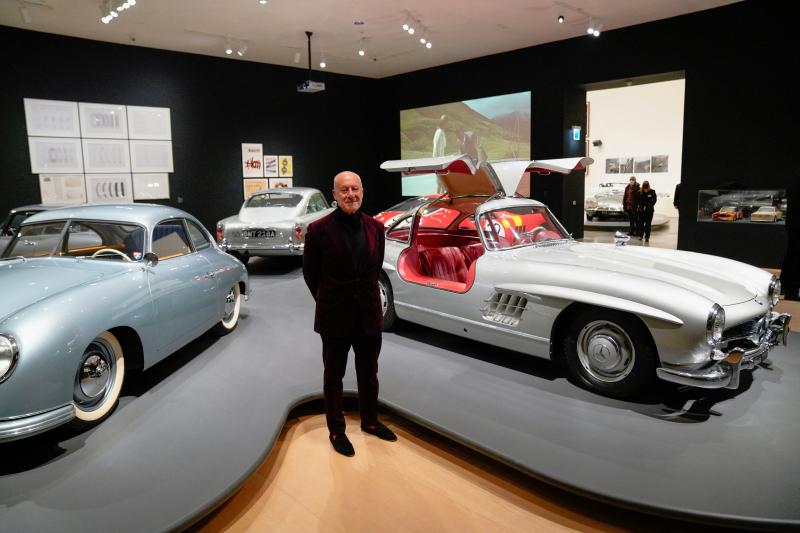 Norman Foster, arquitecto británico ha presentado 'Motion.Autos, ARt, Architeture'que vincula la dimensión artística del automóvil con la pintura, la escultura, la arquitectura, la fotografía y el cine.