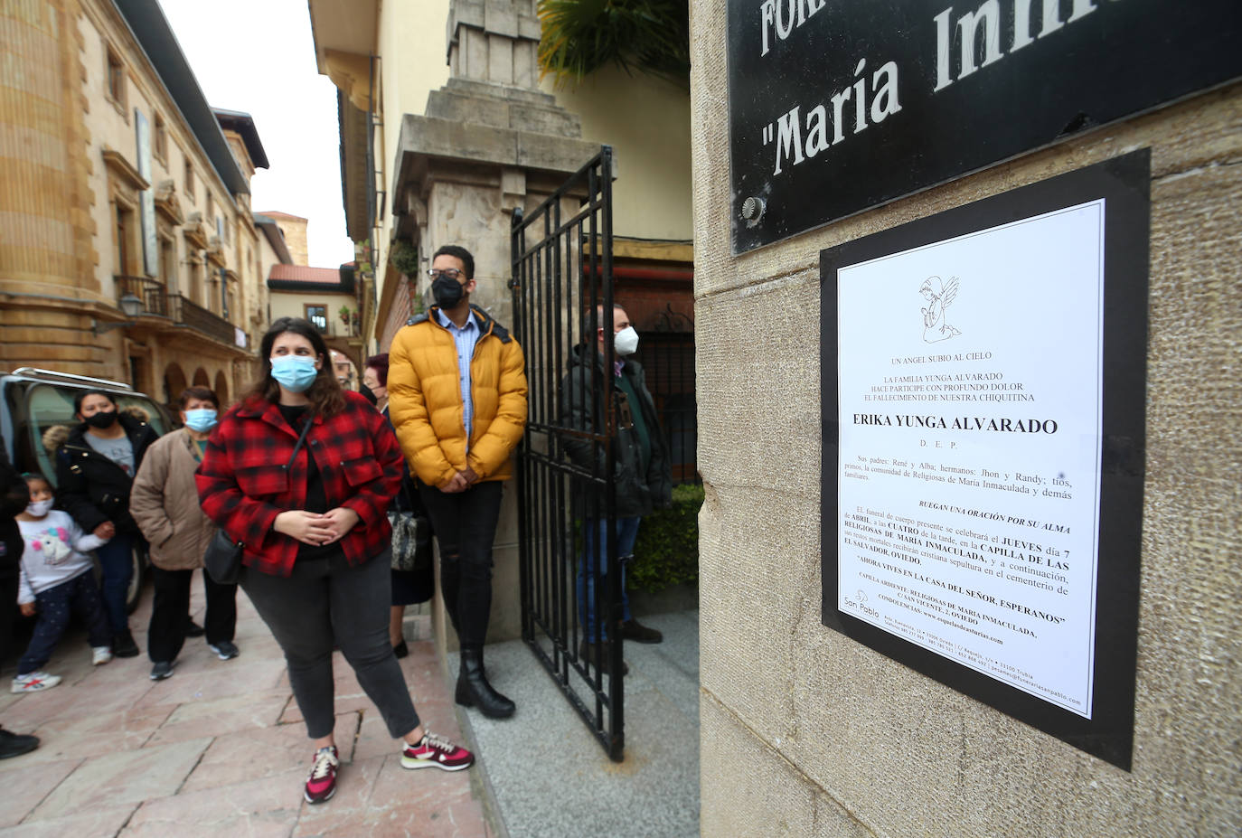 Cientos de personas acompañaron este jueves a la familia de Erika Yunga Alvarado, la niña asesinada el martes, durante el funeral que se celebró en la Capilla de la Religiosas de María Inmaculada. 