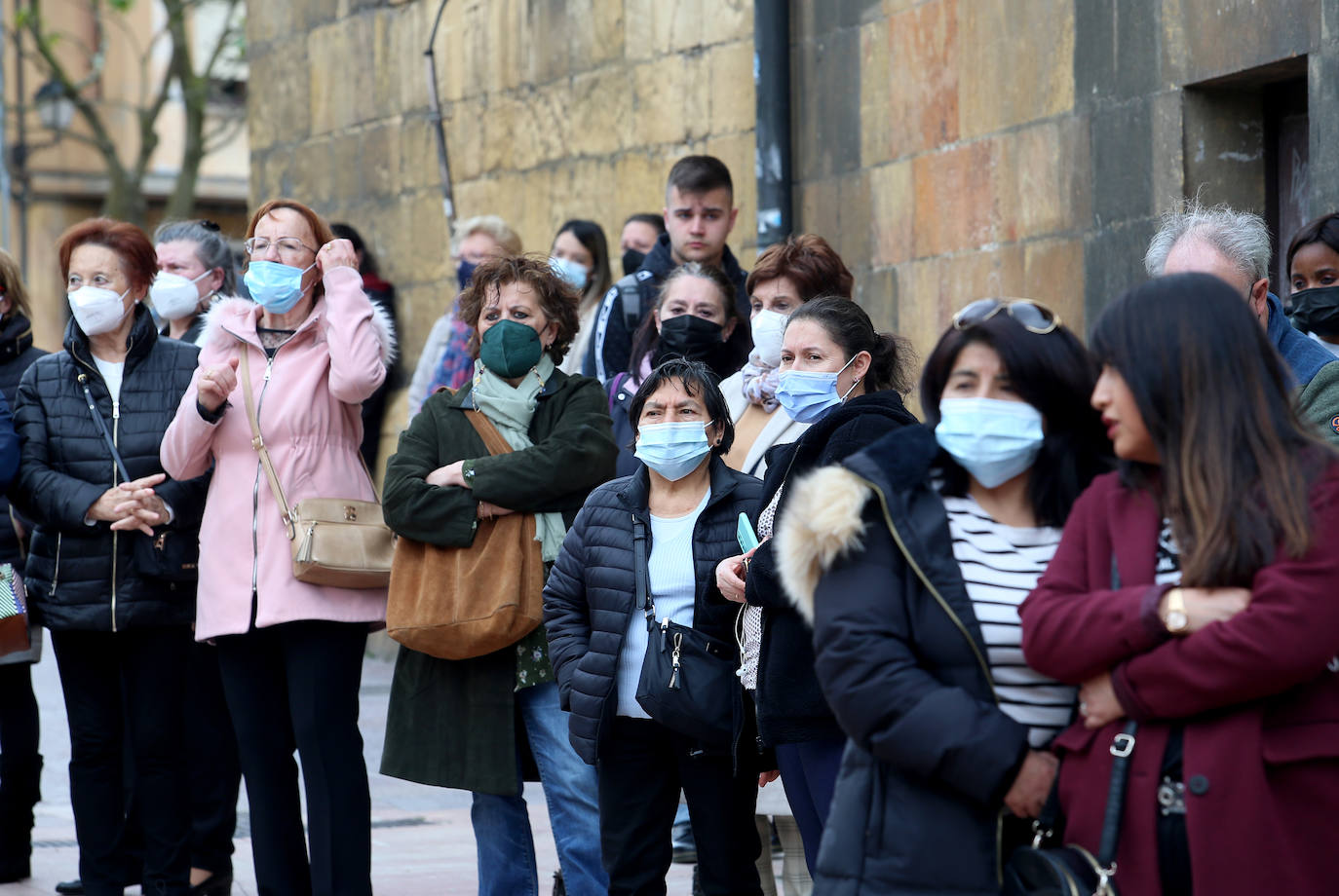 Cientos de personas acompañaron este jueves a la familia de Erika Yunga Alvarado, la niña asesinada el martes, durante el funeral que se celebró en la Capilla de la Religiosas de María Inmaculada. 