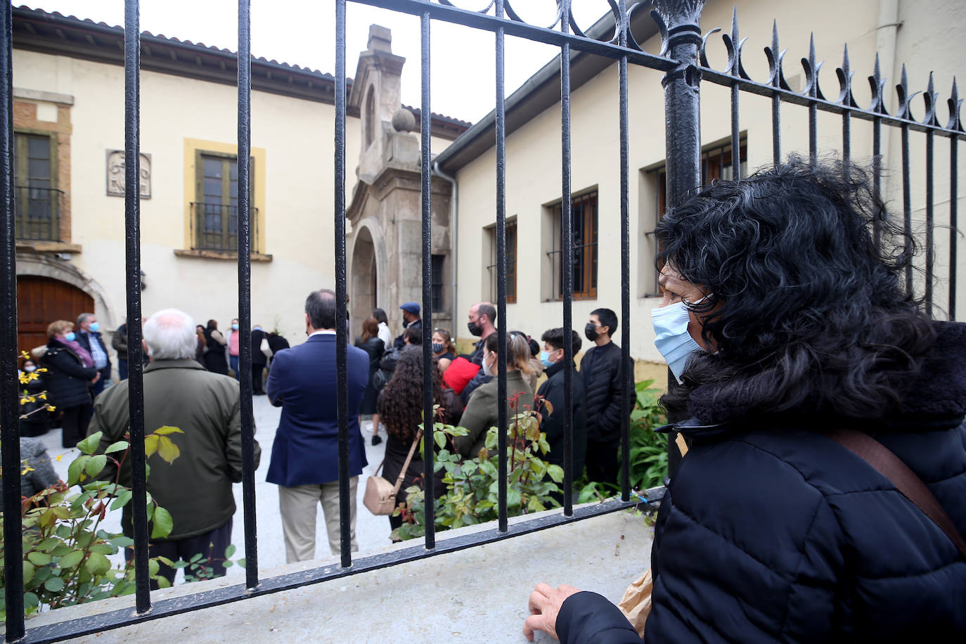 Cientos de personas acompañaron este jueves a la familia de Erika Yunga Alvarado, la niña asesinada el martes, durante el funeral que se celebró en la Capilla de la Religiosas de María Inmaculada. 