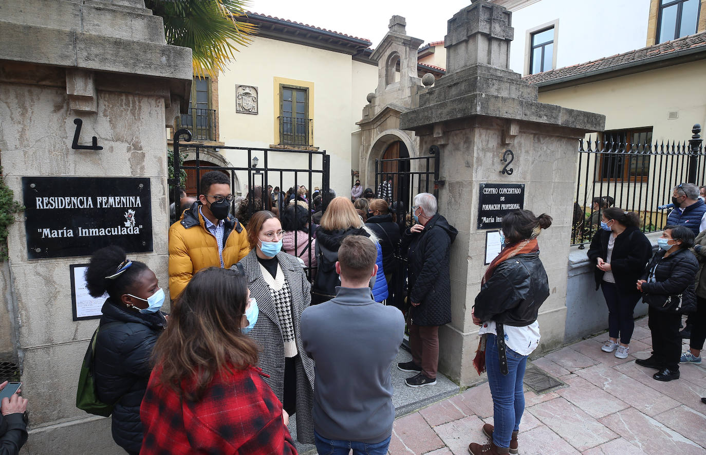 Cientos de personas acompañaron este jueves a la familia de Erika Yunga Alvarado, la niña asesinada el martes, durante el funeral que se celebró en la Capilla de la Religiosas de María Inmaculada. 