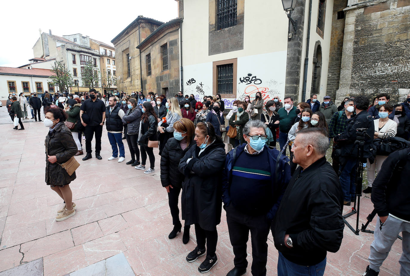 Cientos de personas acompañaron este jueves a la familia de Erika Yunga Alvarado, la niña asesinada el martes, durante el funeral que se celebró en la Capilla de la Religiosas de María Inmaculada. 