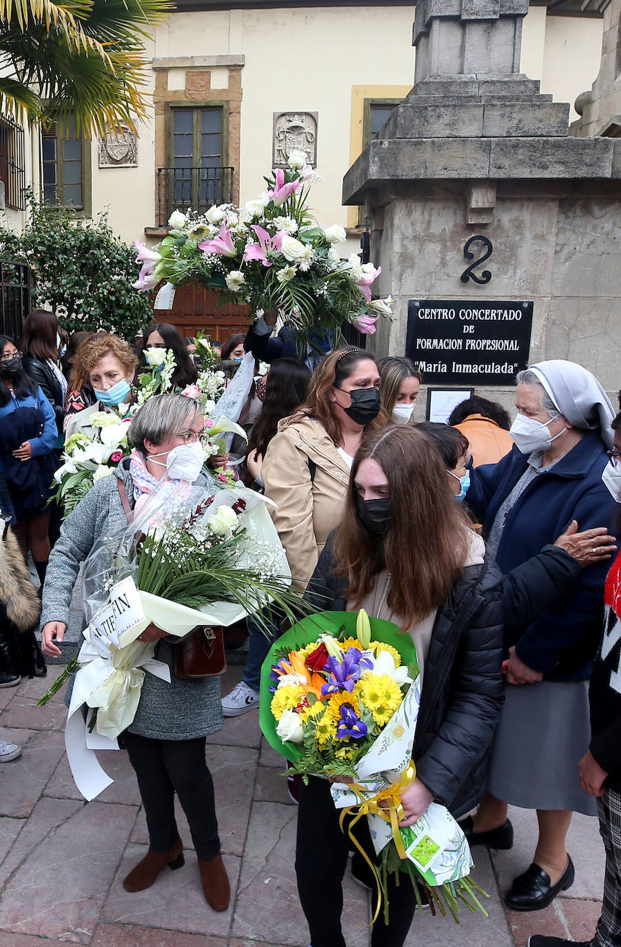 Cientos de personas acompañaron este jueves a la familia de Erika Yunga Alvarado, la niña asesinada el martes, durante el funeral que se celebró en la Capilla de la Religiosas de María Inmaculada. 