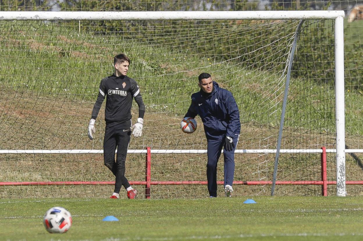 El canterano Pablo Gómez, ayer, en Mareo, junto al técnico leonés, que espera destino. 