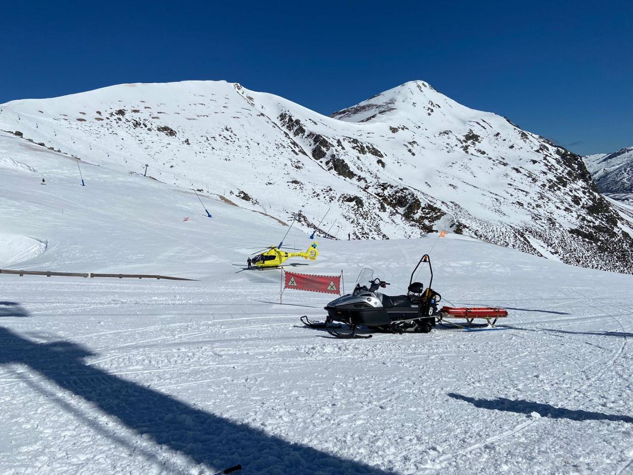 El helicóptero y una moto de rescate, en la zona del accidente, en la que se ve la sombra de una de las pilonas de la silla cuatriplaza de Cebolledo. 