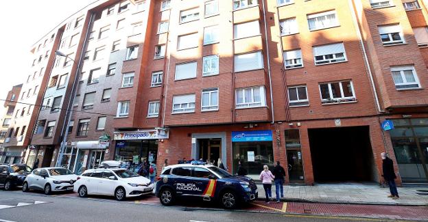 Policía, vecinos y curiosos, alrededor del portal del número 69 de Vázquez de Mella, donde se produjo el asesinato de Erika durante la tarde del martes. 