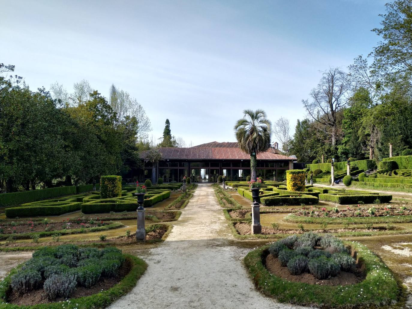 Vista S-N del jardín francés con el pabellón finisecular al fondo.