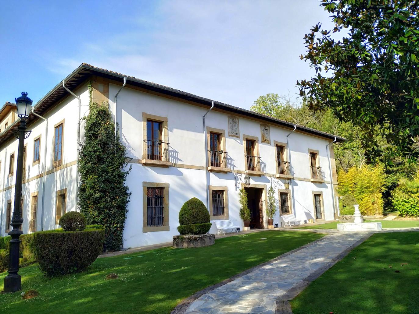 Palacio de Valdesoto construido y ampliado entre el siglo XVIII y 1865.