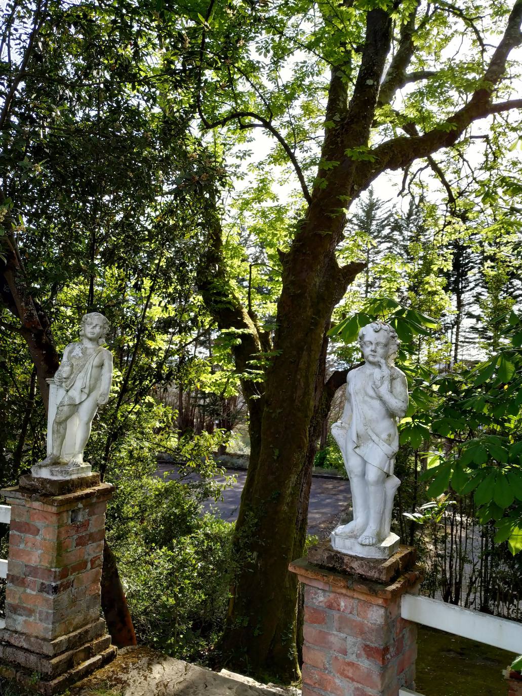 Estatuas que rematan las escalera que une el cenador de abajo con la plaza delantera del palacio.