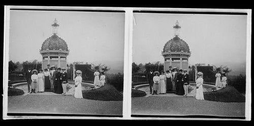 Par estereoscópico tomado por el conde de Polentinos en 1892. Véase el templete que cubría la fuente de estilo andaluz en el extremo sur de la finca, delante del portón principal. Instituto del Patrimonio Cultural de España.