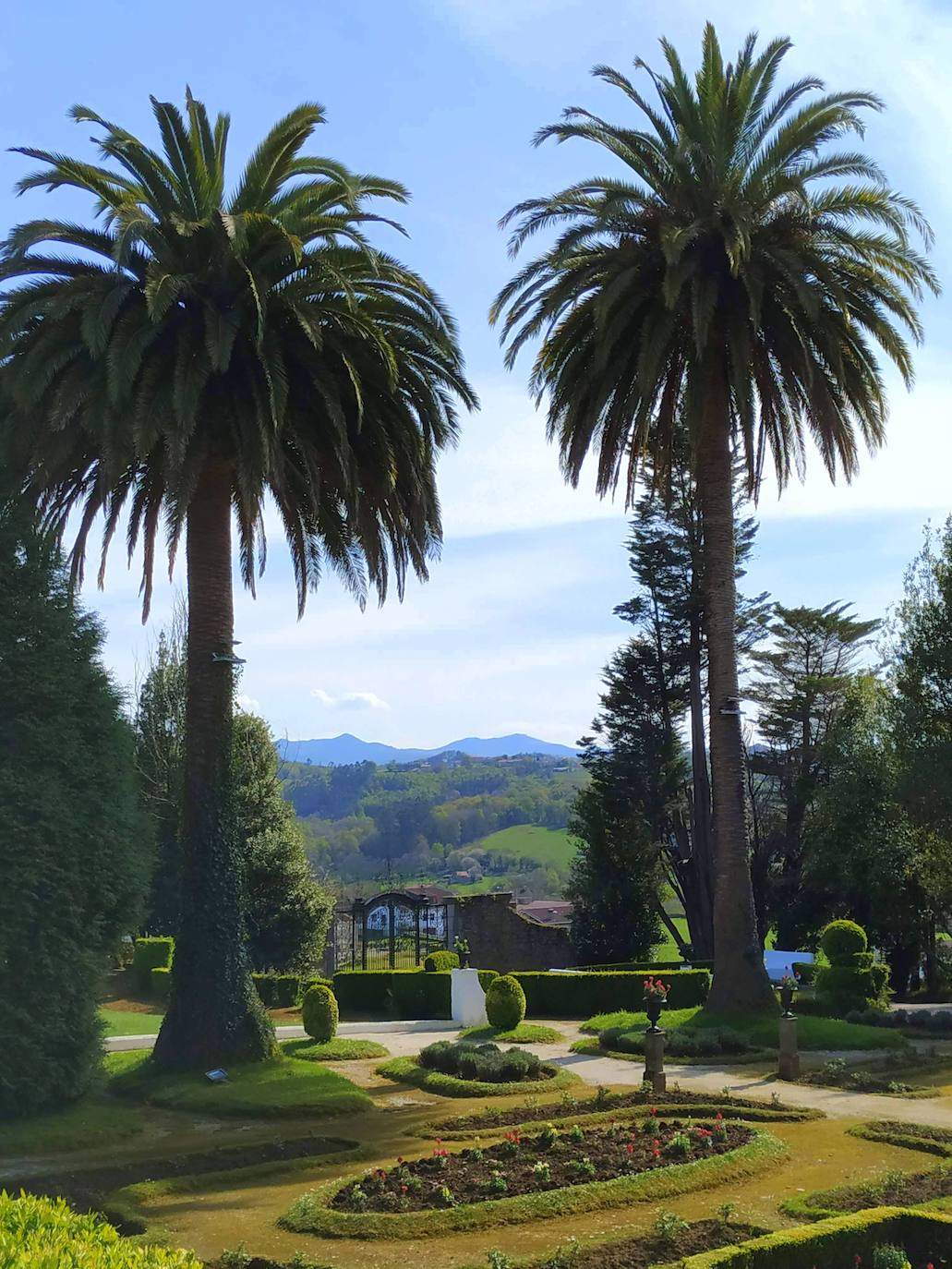 Paisaje de Valdesoto, incluido el Aramo, desde la parte de atrás del jardín francés.