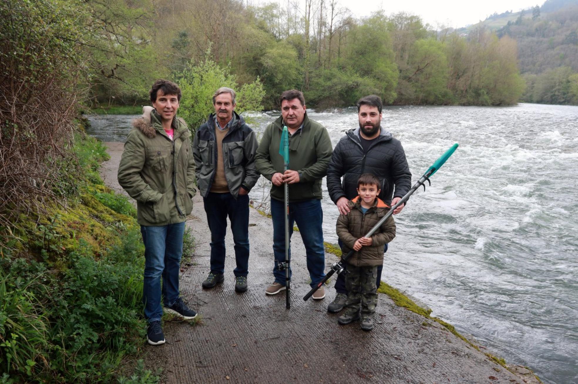 Pescadores. Carlos Álvarez, Fermín Corte, Eduardo López, 'Villa', Pablo del Canto y su hijo Adrián, en el Coto Carbajal, en el Narcea. 