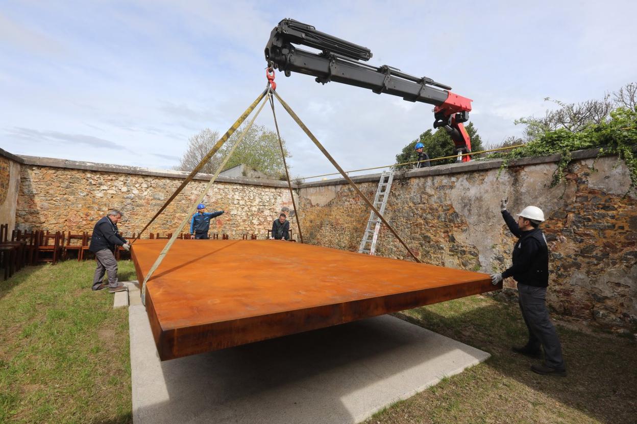 La losa central de la obra escultórica de Carlos Suárez tuvo que ser elevada con ayuda de una grúa. 