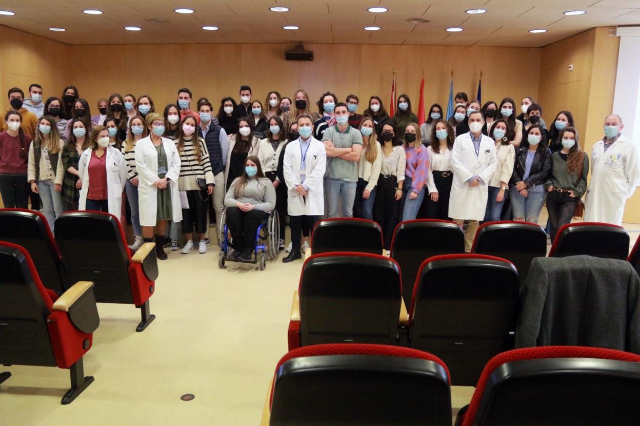 El gerente, la directora médica, la jefa de estudios y tutores del Hospital Universitario de Cabueñes, con los profesionales de Medicina y Enfermería que acudieron a las VI Jornadas de puertas abiertas para futuros residentes. 