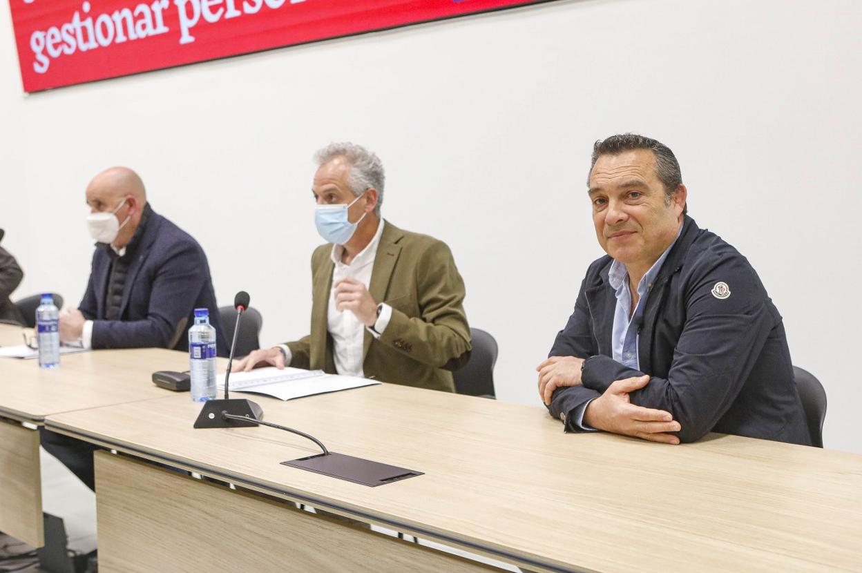 Joaquín Valdés, a la derecha, con José Ramón Cuetos Lobos y Juan José Corujo, ayer, en la sede de la territorial asturiana. 