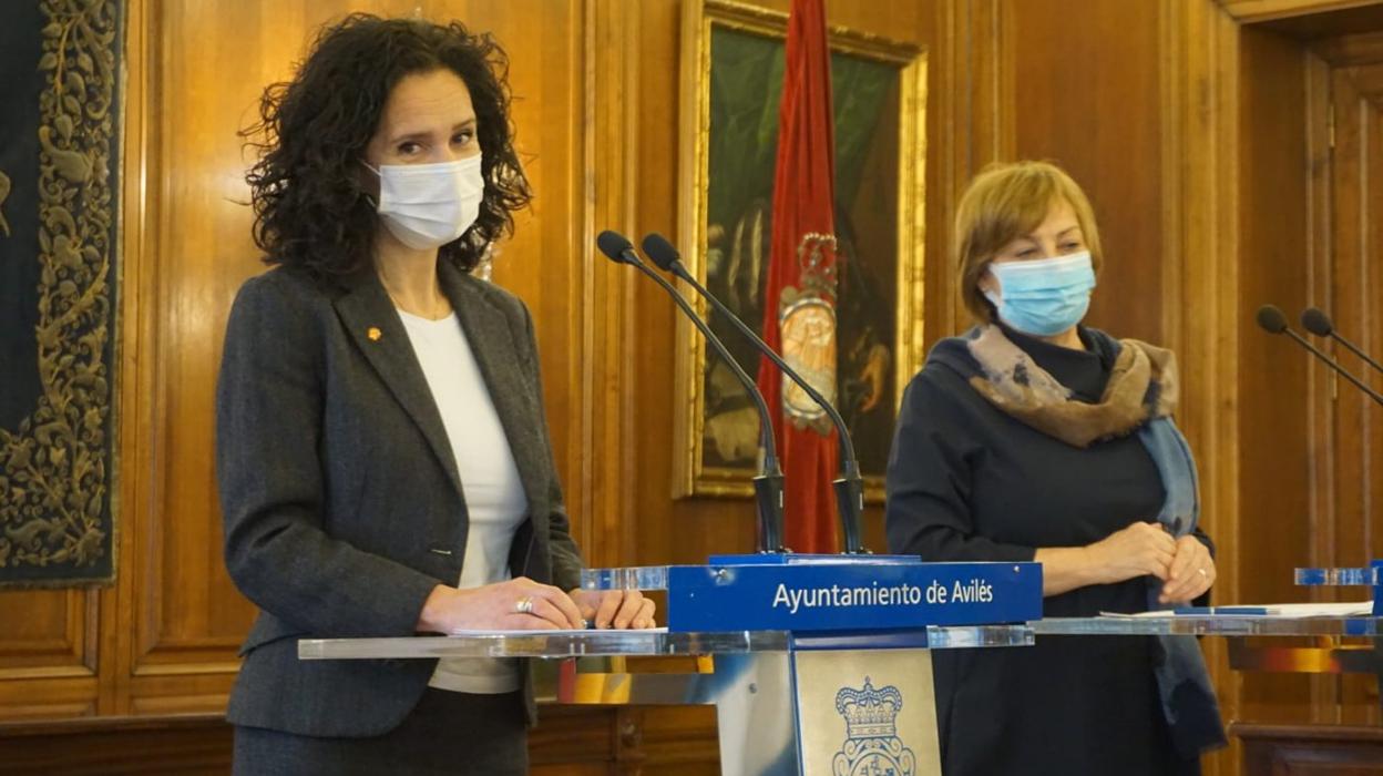 La directora de Cáritas, Aurora García, y la alcaldesa Mariví Monteserín ayer, en el Ayuntamiento. 