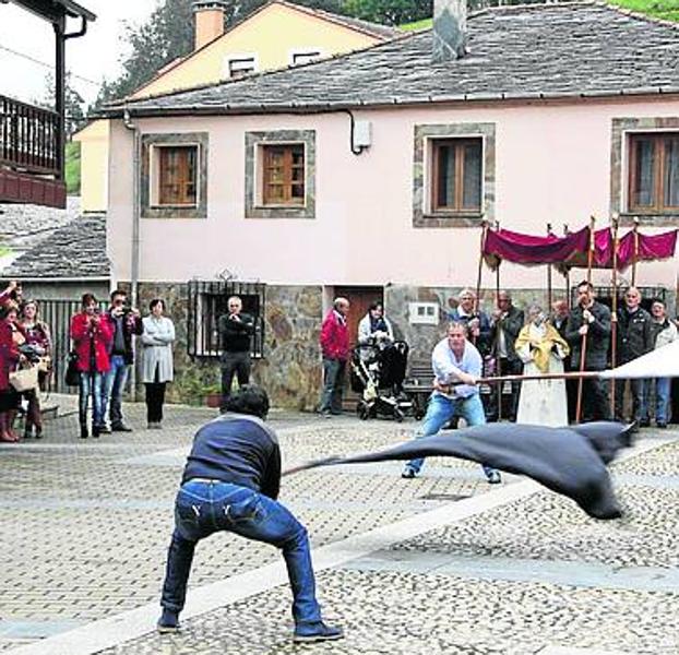 Tradicional bandeo de pendones en la localidad vegadense de Piantón. 