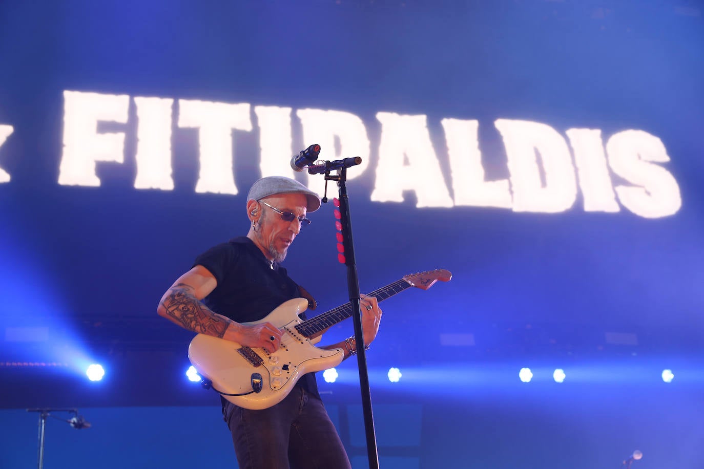 El bilbaíno y su banda ofrecieron una noche descomunal de rock en su esperada cita llenando el Palacio de los Deportes con 5.000 personas vibrando con sus canciones y con Morgan de teloneros.