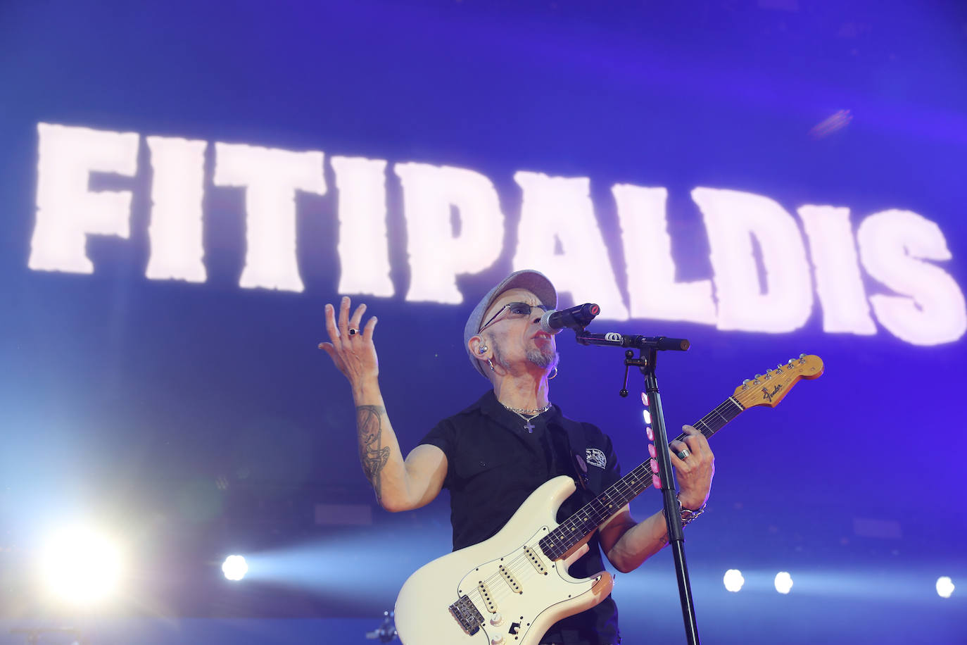 El bilbaíno y su banda ofrecieron una noche descomunal de rock en su esperada cita llenando el Palacio de los Deportes con 5.000 personas vibrando con sus canciones y con Morgan de teloneros.