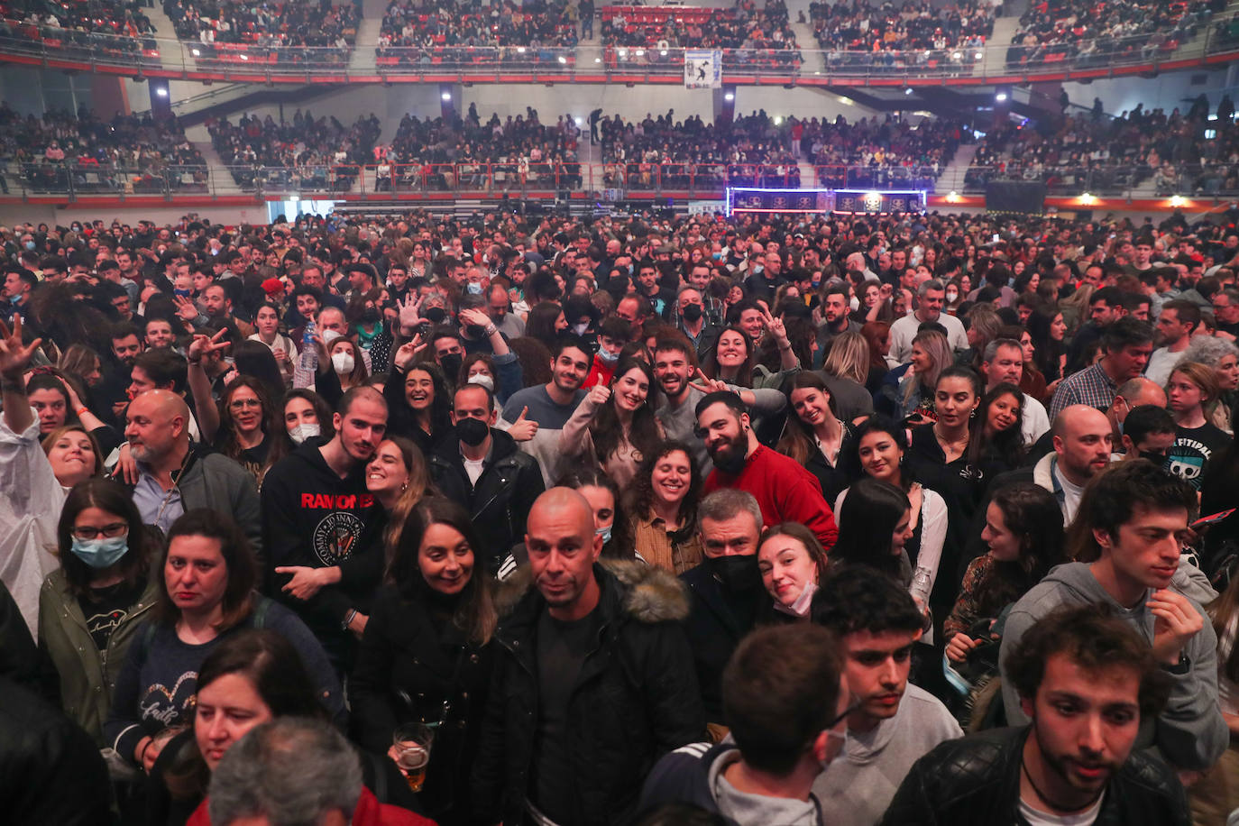 El bilbaíno y su banda ofrecieron una noche descomunal de rock en su esperada cita llenando el Palacio de los Deportes con 5.000 personas vibrando con sus canciones y con Morgan de teloneros.