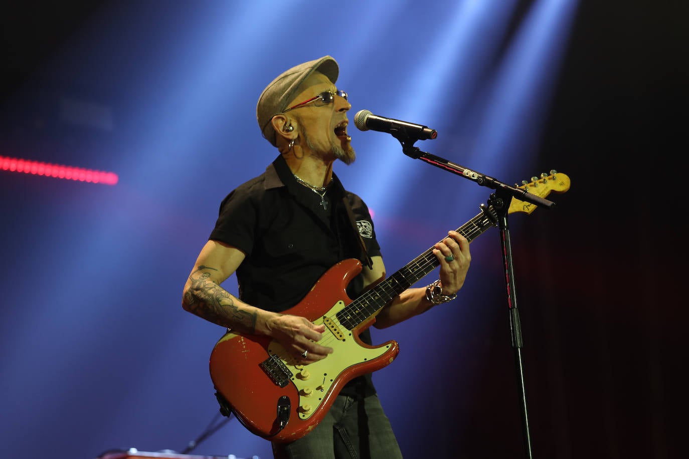 El bilbaíno y su banda ofrecieron una noche descomunal de rock en su esperada cita llenando el Palacio de los Deportes con 5.000 personas vibrando con sus canciones y con Morgan de teloneros.